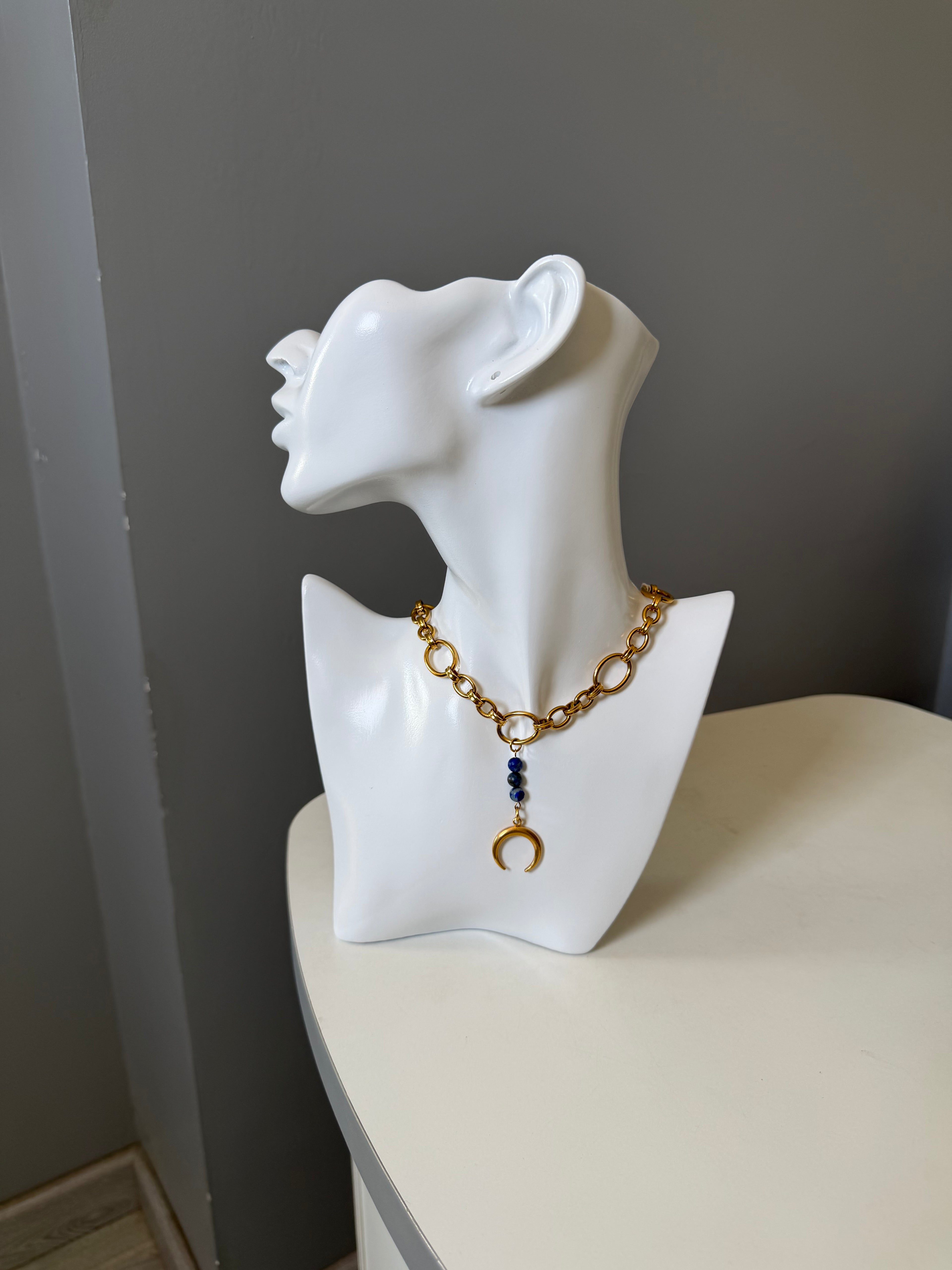 Collier Moon
